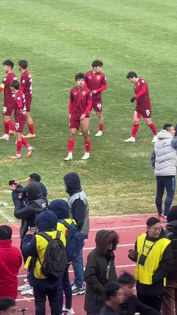 客场比赛中球队大获全胜，表现优势明显