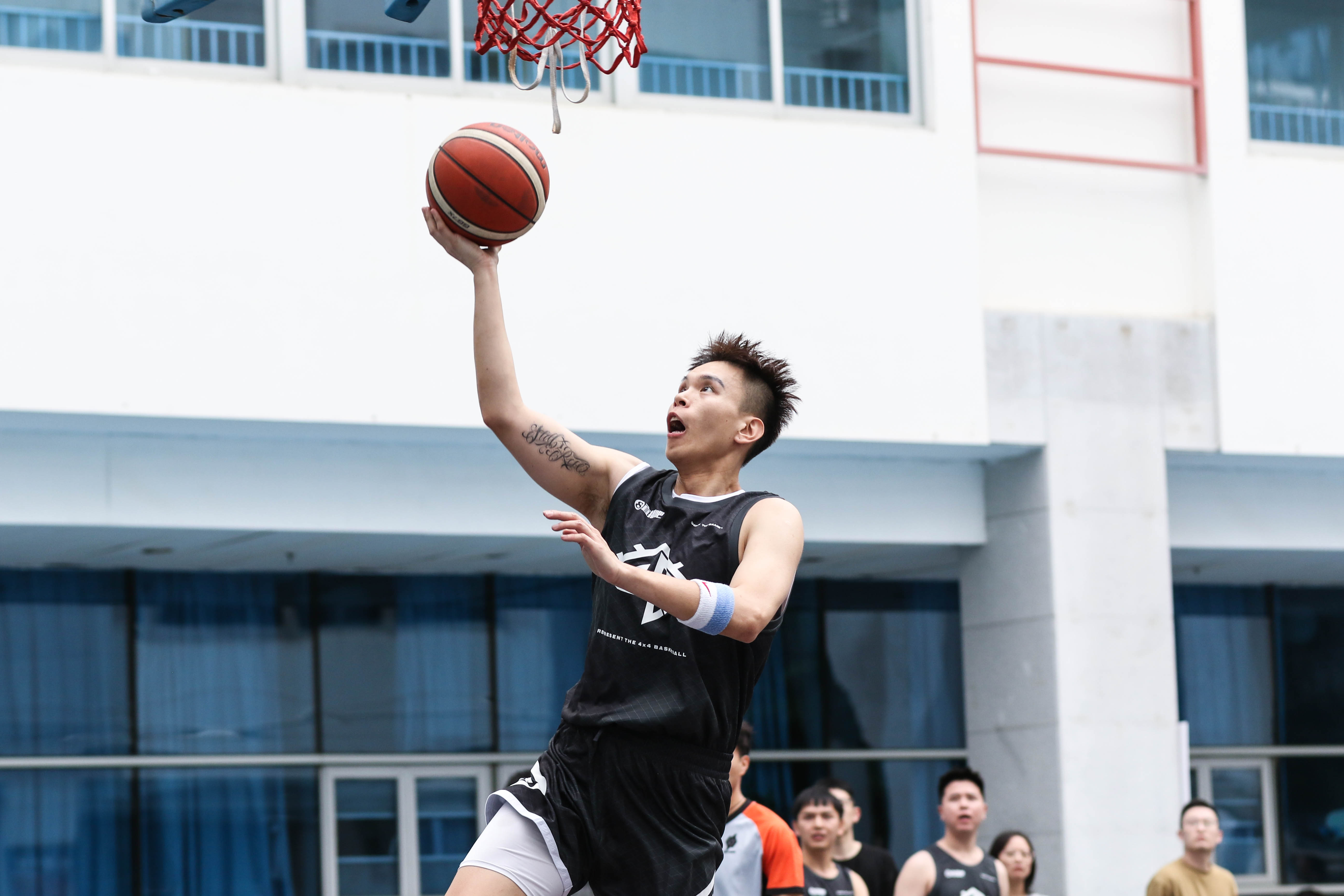 篮球精英们在赛场上展现出色表现
